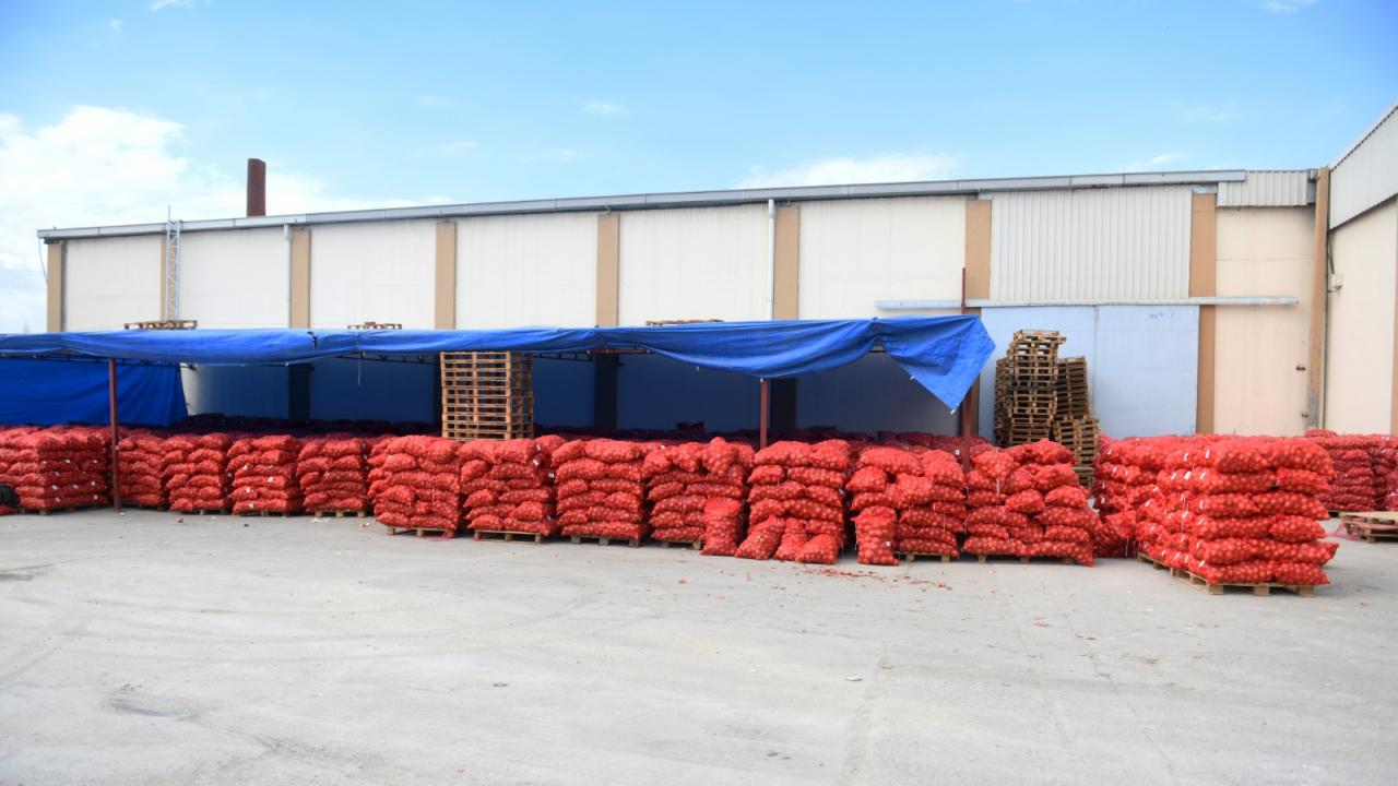 Yenişehir Belediyesi vatandaşa 150 ton soğan dağıttı