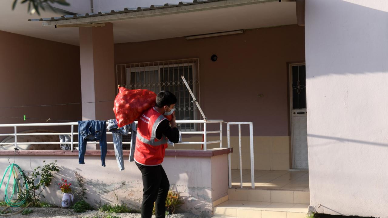 Yenişehir Belediyesi vatandaşa 150 ton soğan dağıttı
