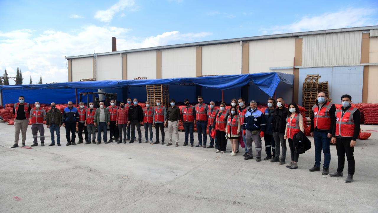Yenişehir Belediyesi vatandaşa 150 ton soğan dağıttı