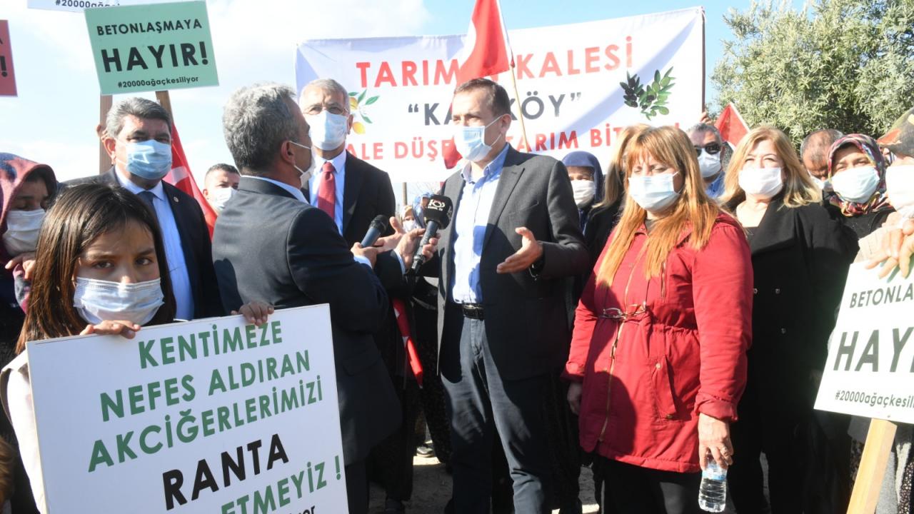 Başkan Özyiğit, bahçelerini betondan koruyan üreticilerin yanında 