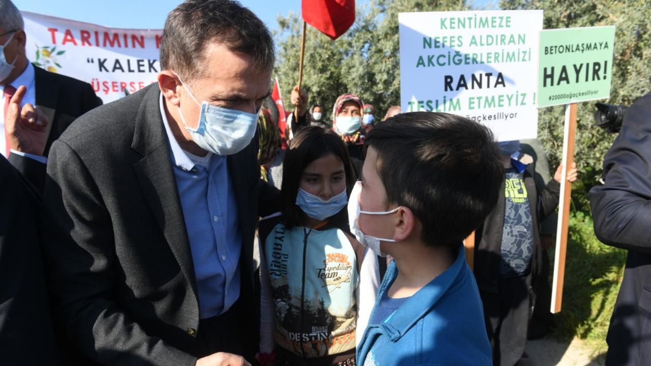 Başkan Özyiğit, bahçelerini betondan koruyan üreticilerin yanında 