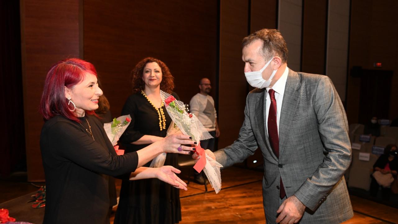 “Mersin’in Kadınları Tiyatroda” sahnelendi 