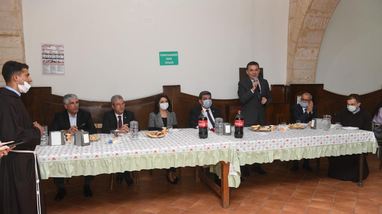 Başkan Özyiğit, Paskalya ayinine katıldı