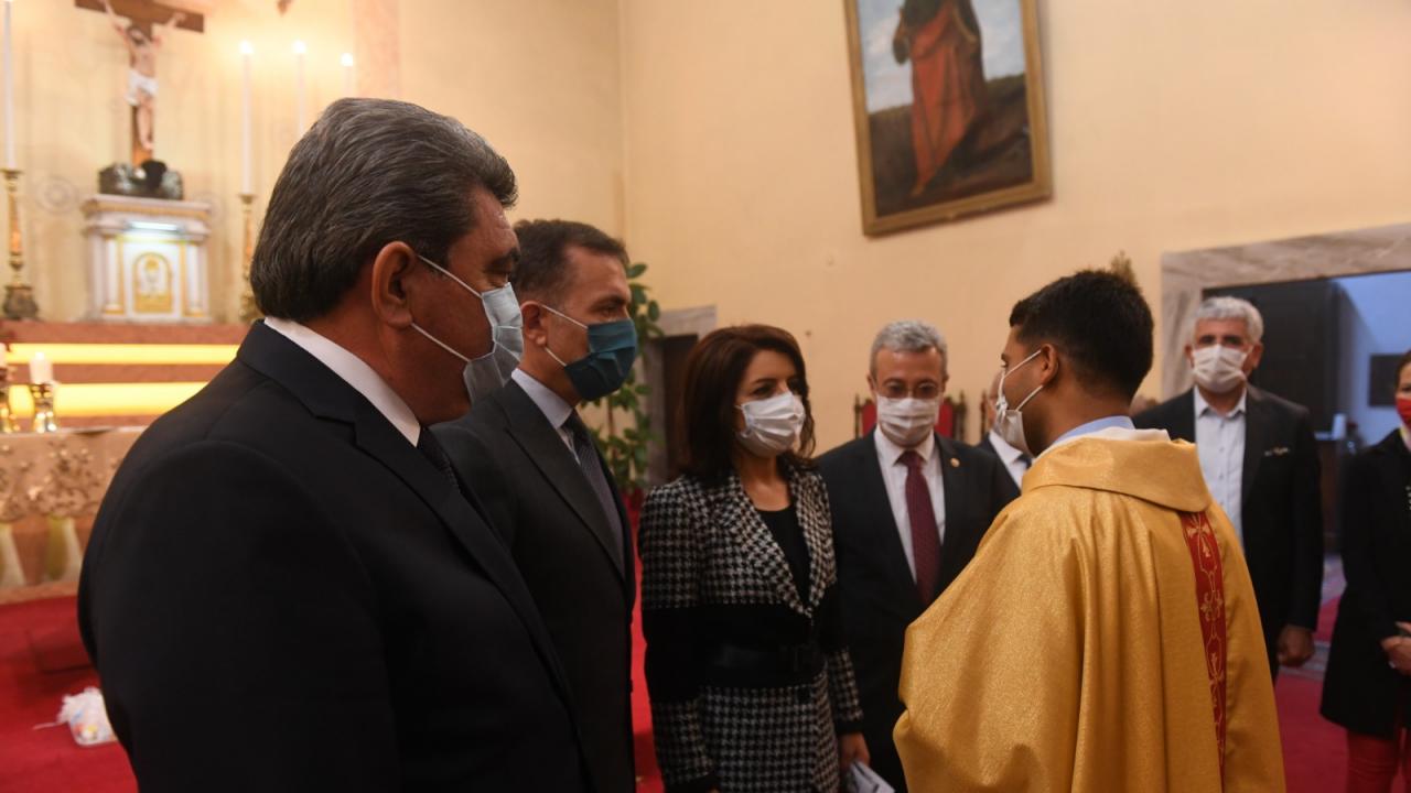 Başkan Özyiğit, Paskalya ayinine katıldı