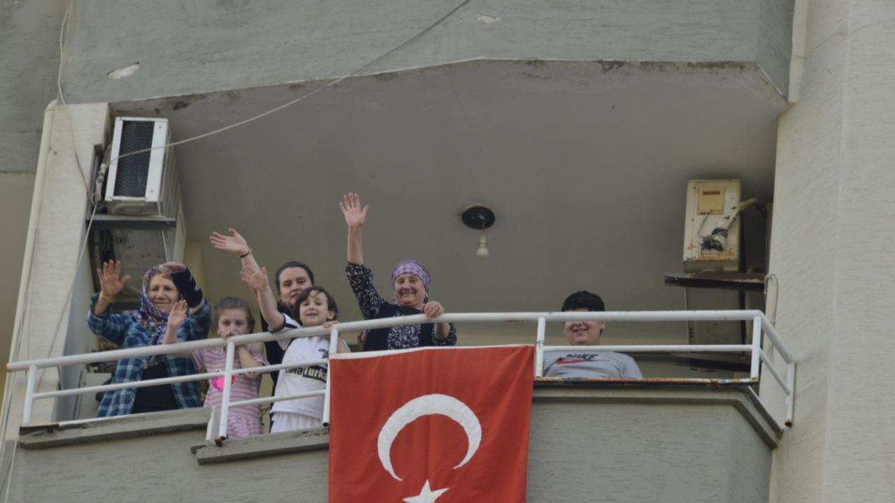 Yenişehir Belediyesi bayram coşkusunu tüm kente yaydı