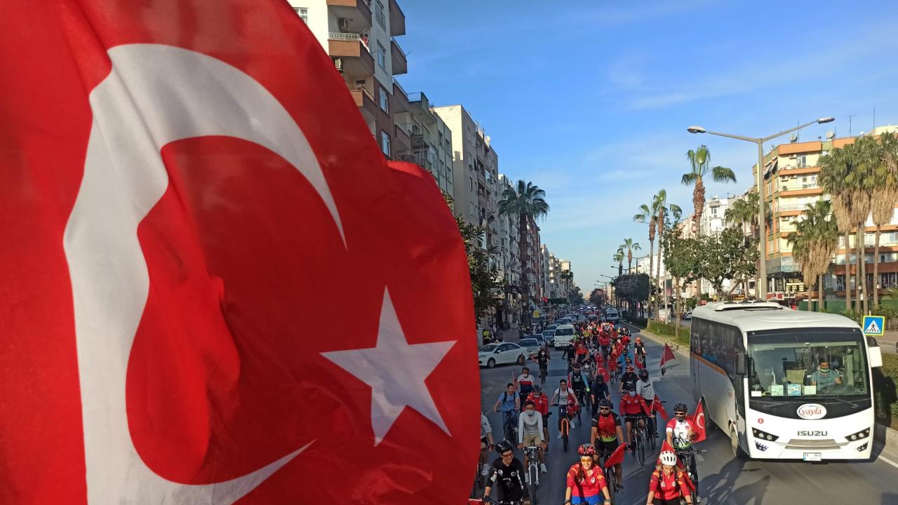 Yenişehir Belediyesi bayram coşkusunu tüm kente yaydı