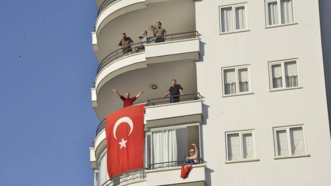 Yenişehir Belediyesi bayram coşkusunu tüm kente yaydı