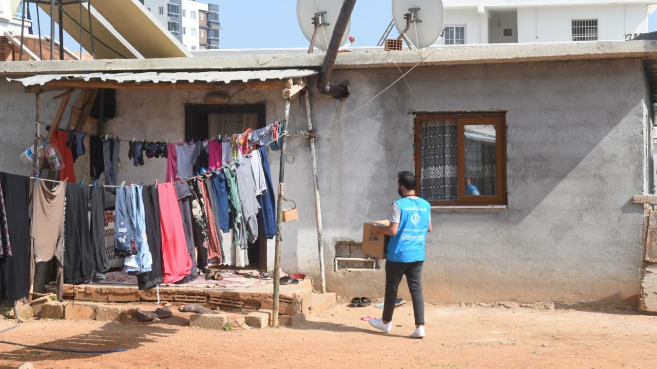 Yenişehir Belediyesi gıda kolisi desteğini sürdürüyor