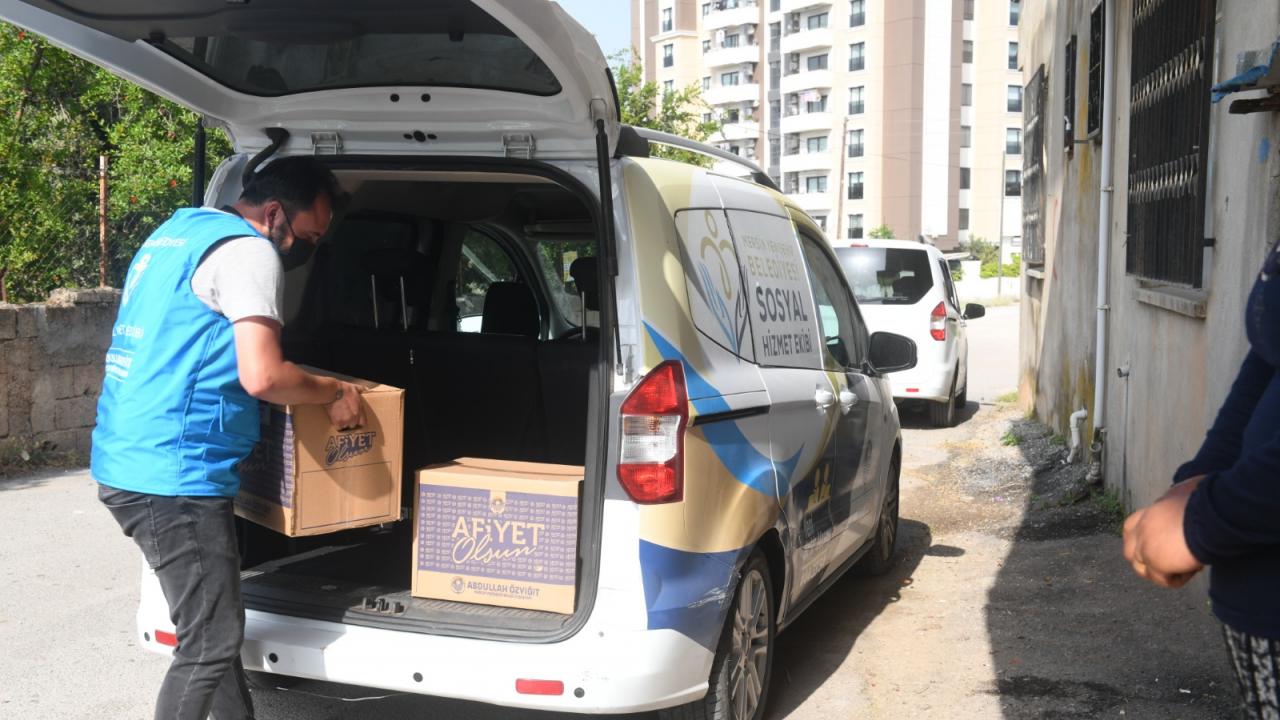 Yenişehir Belediyesi gıda kolisi desteğini sürdürüyor