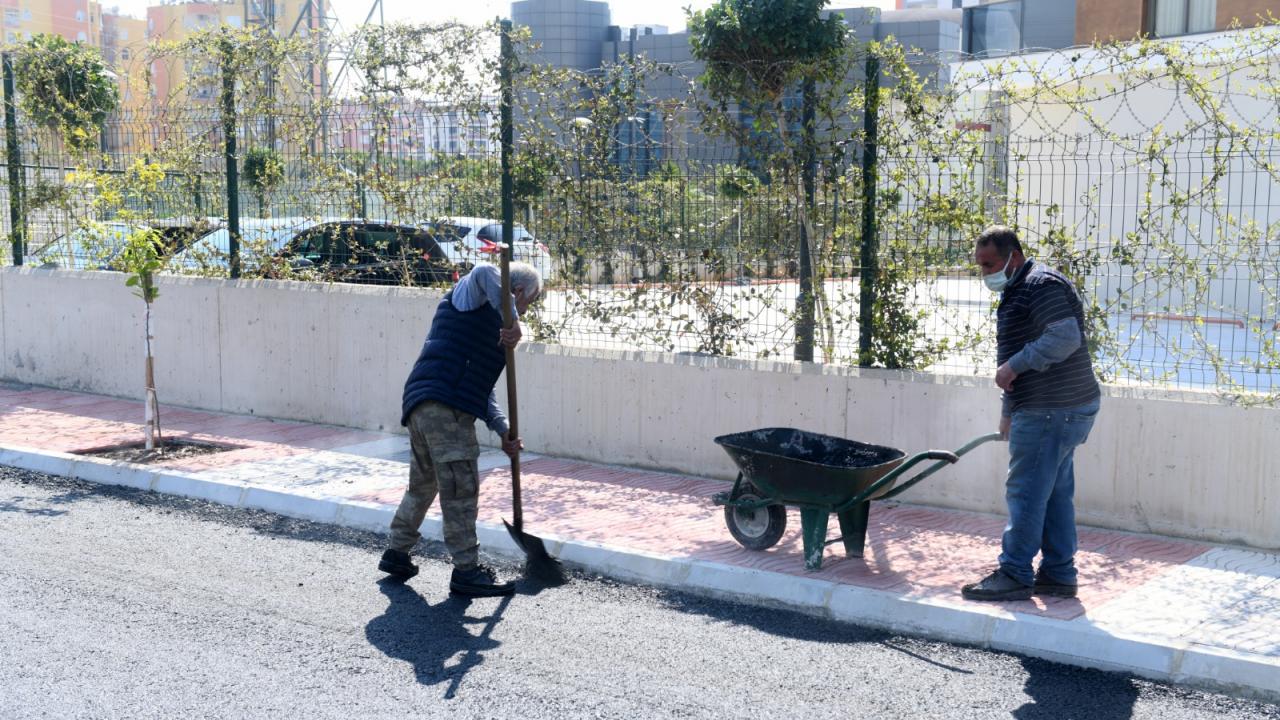 Yenişehir’de yol ve kaldırım yapım çalışmaları sürüyor