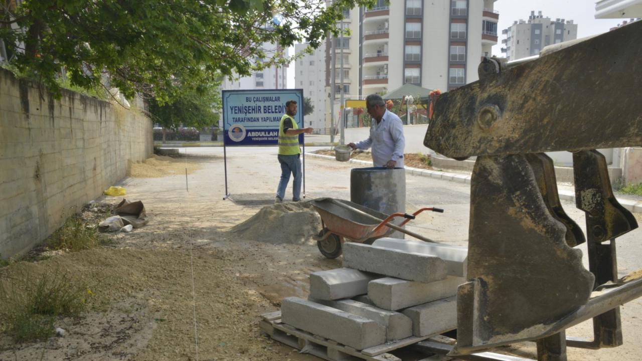 Yenişehir’de yol ve kaldırım yapım çalışmaları sürüyor