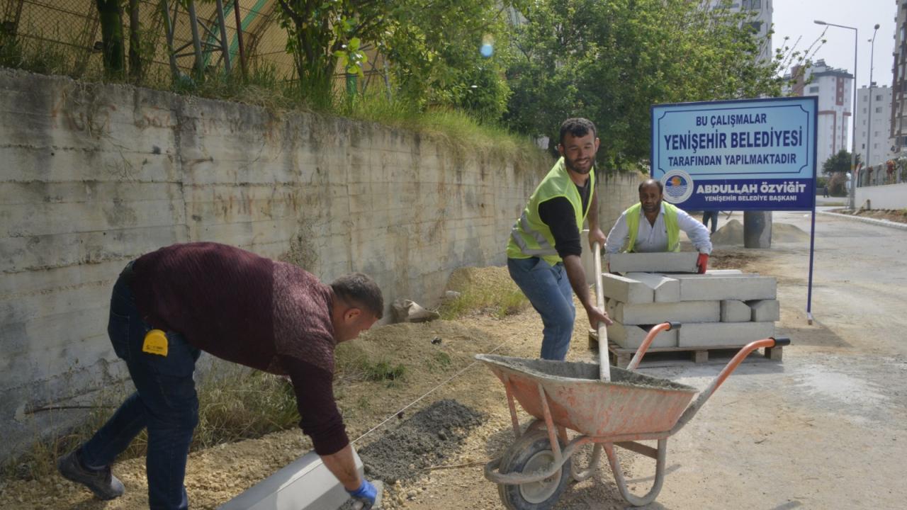 Yenişehir’de yol ve kaldırım yapım çalışmaları sürüyor