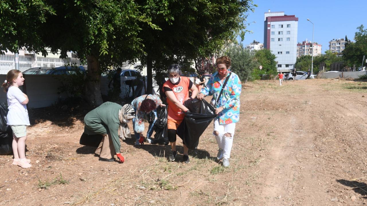 Gönüllülerden çevre temizliği 