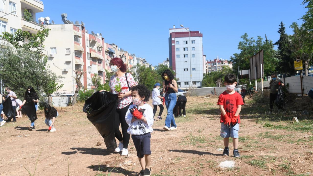 Gönüllülerden çevre temizliği 