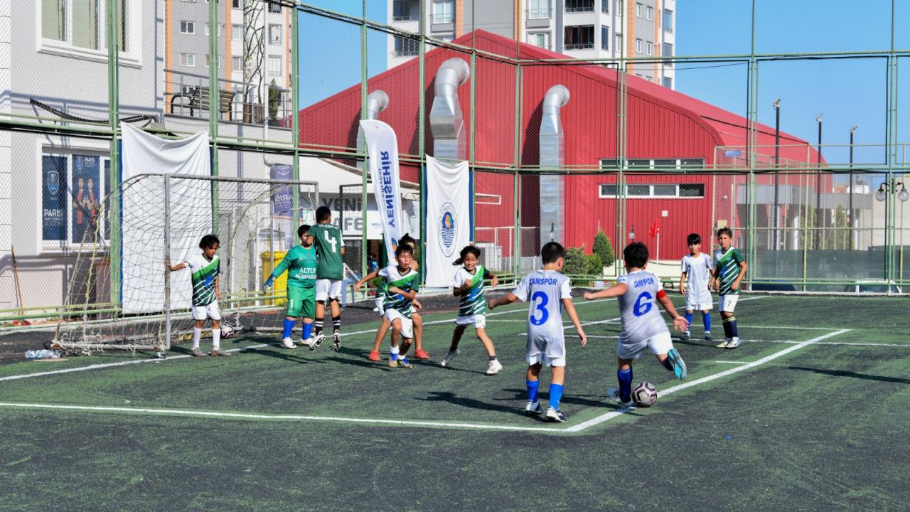 Yıldızlar “Bahar Futbol Turnuvası’nda” miniklerle buluştu