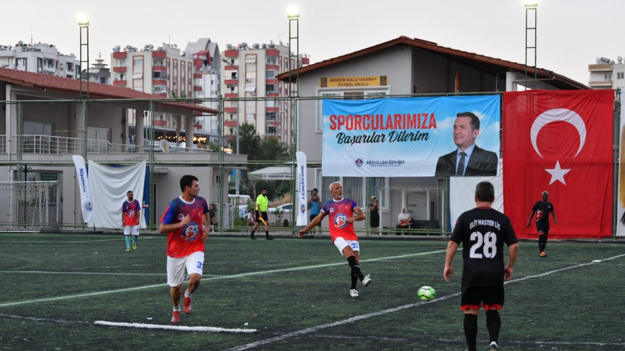 Yıldızlar “Bahar Futbol Turnuvası’nda” miniklerle buluştu