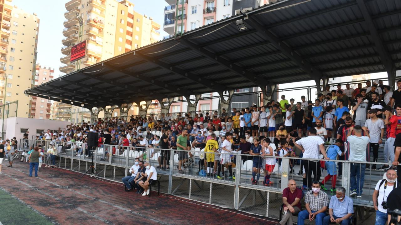 Yıldızlar “Bahar Futbol Turnuvası’nda” miniklerle buluştu