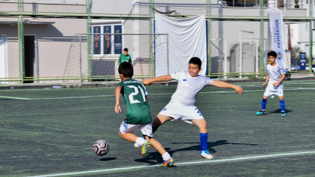 Yıldızlar “Bahar Futbol Turnuvası’nda” miniklerle buluştu