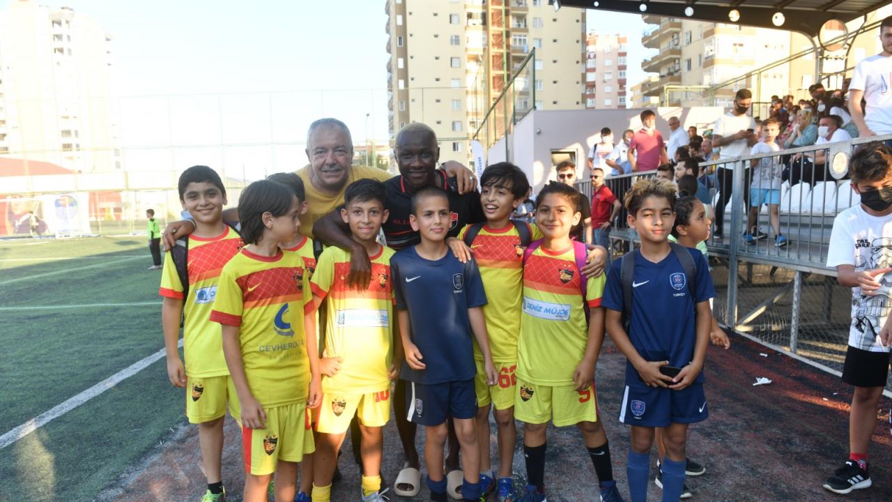 Yıldızlar “Bahar Futbol Turnuvası’nda” miniklerle buluştu