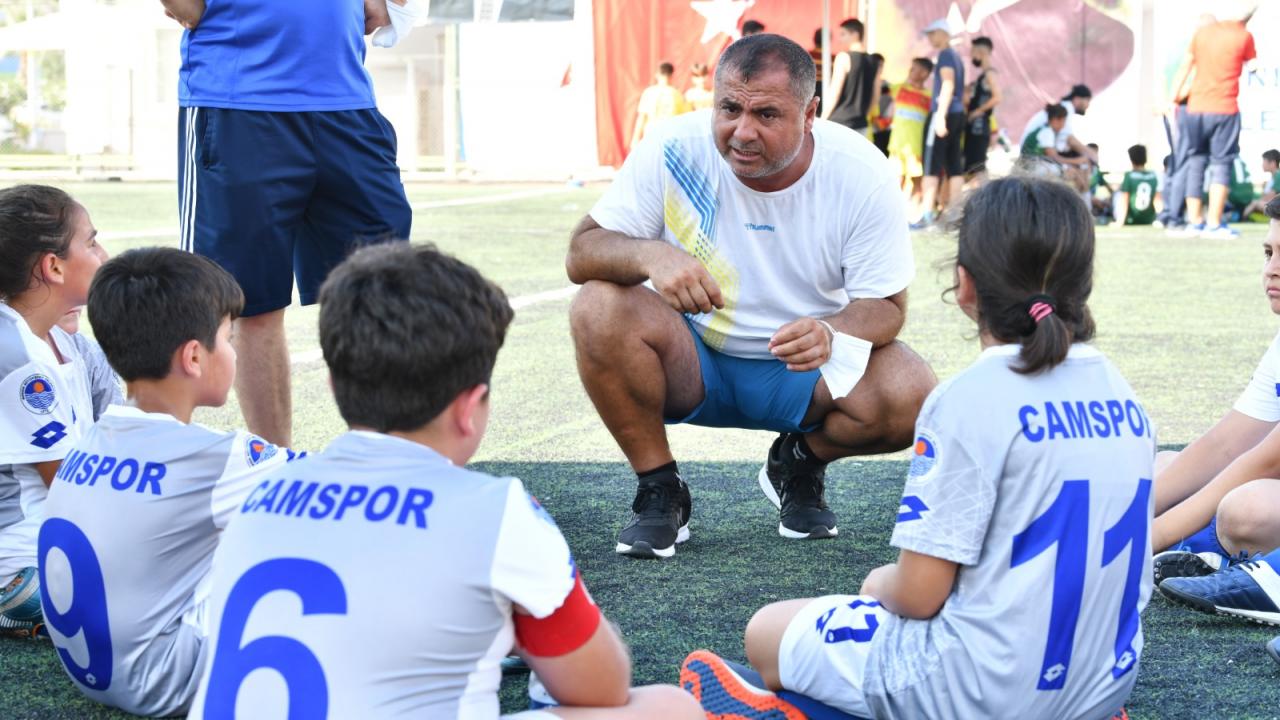 Yıldızlar “Bahar Futbol Turnuvası’nda” miniklerle buluştu