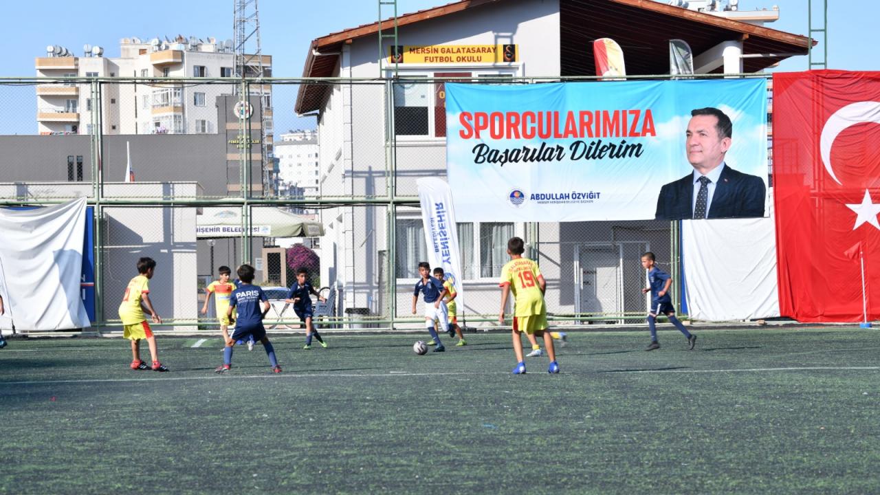 Yıldızlar “Bahar Futbol Turnuvası’nda” miniklerle buluştu