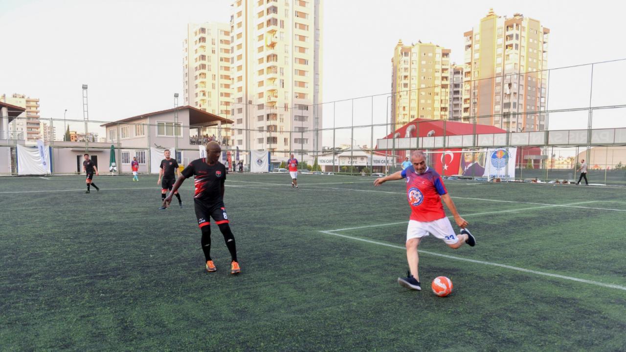 Yıldızlar “Bahar Futbol Turnuvası’nda” miniklerle buluştu