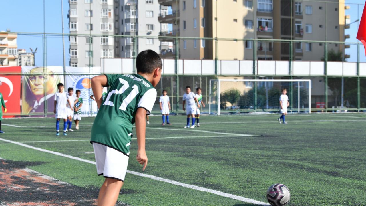 Yıldızlar “Bahar Futbol Turnuvası’nda” miniklerle buluştu