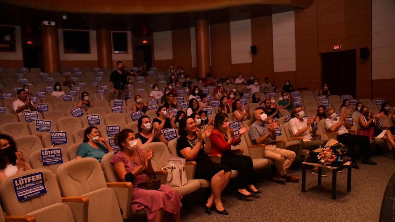 Aynamdaki Gölgeler sağlık çalışanları için sahnelendi