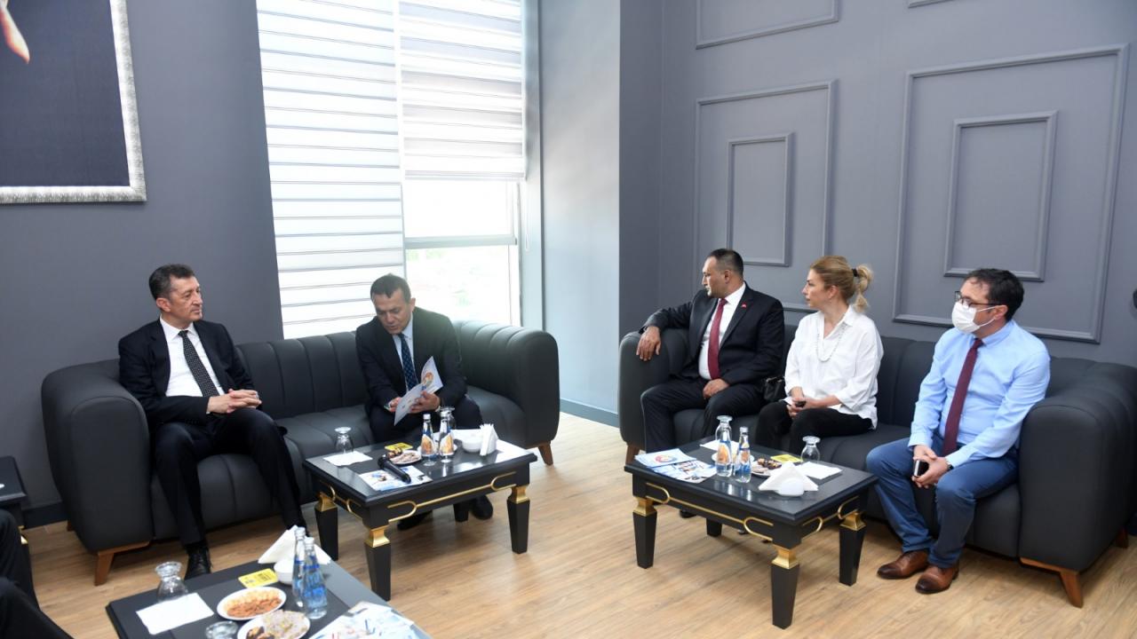 Başkan Özyiğit, Bakan Ziya Selçuk’a Erken Çocukluk Eğitimi Projesi’ni anlattı