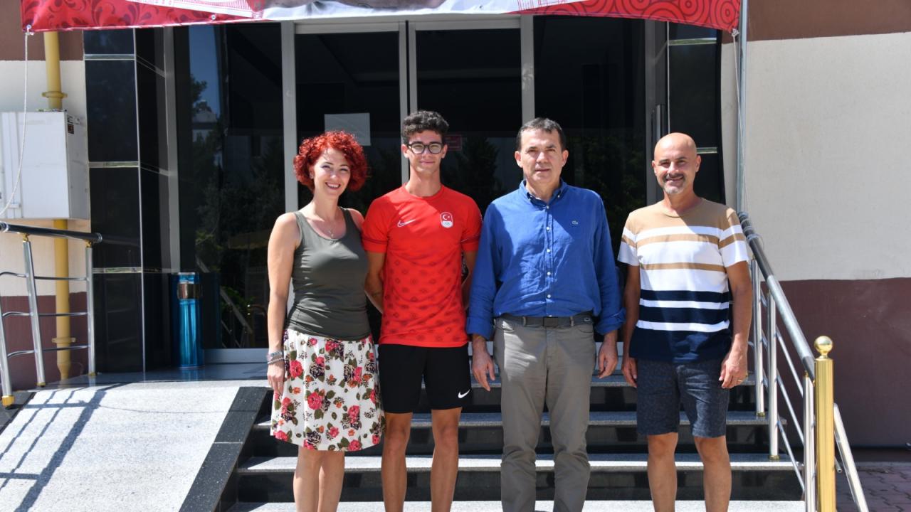 Başkan Özyiğit, Mersinli olimpiyat sporcusu Ersu Şaşma’yı ziyaret etti