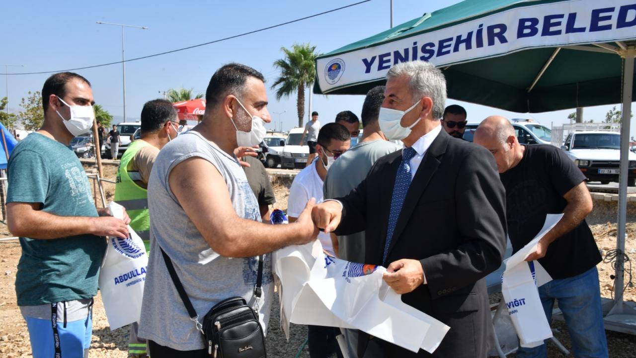 Yenişehir Belediyesi, mobil kesim alanında poşet dağıttı