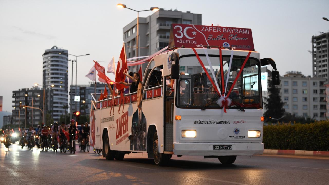 Yenişehir Belediyesinden Zafer Bayramı korteji