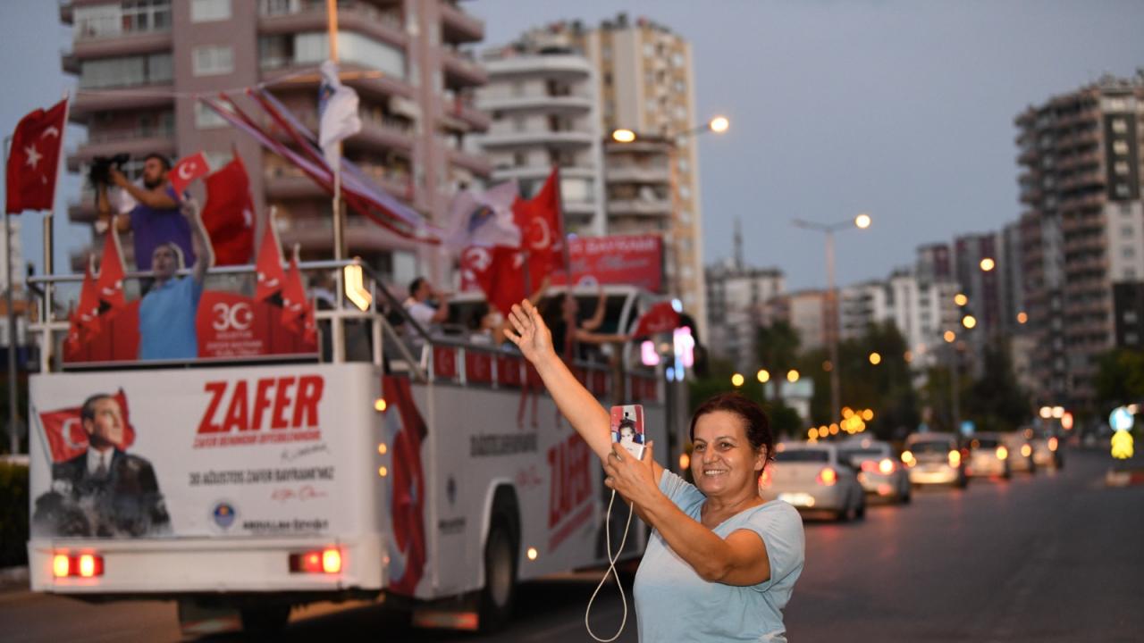 Yenişehir Belediyesinden Zafer Bayramı korteji