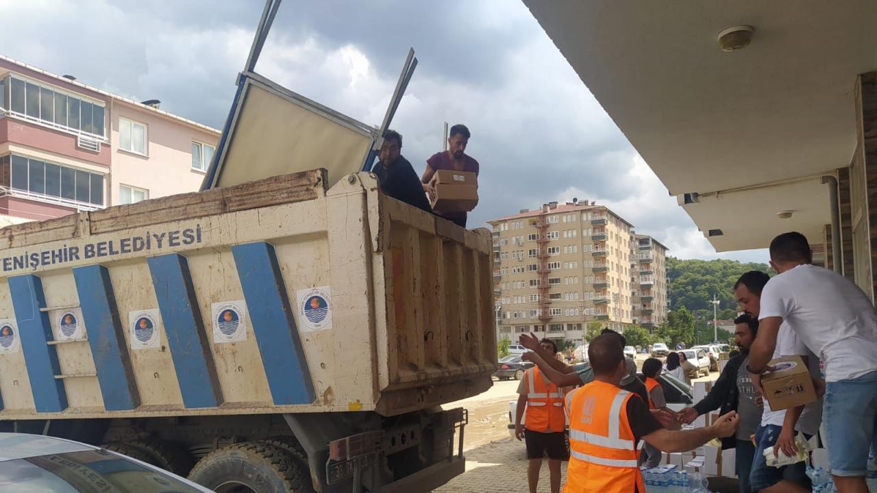 Yenişehir Belediyesinin yardım malzemeleri sel bölgesine ulaştı 