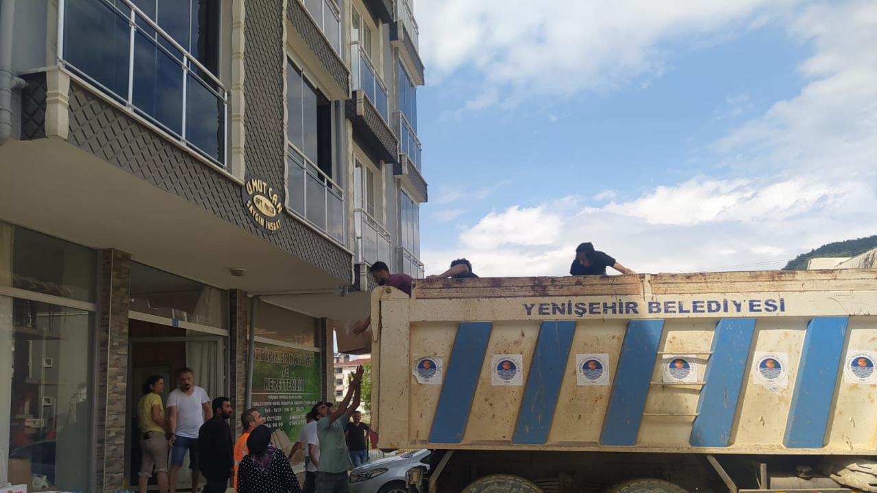 Yenişehir Belediyesinin yardım malzemeleri sel bölgesine ulaştı 