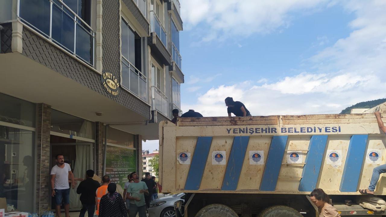 Yenişehir Belediyesinin yardım malzemeleri sel bölgesine ulaştı 