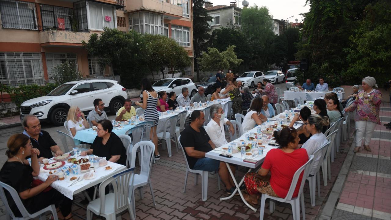 Başkan Özyiğit, mahalle sakinlerinin dayanışma yemeğine katıldı