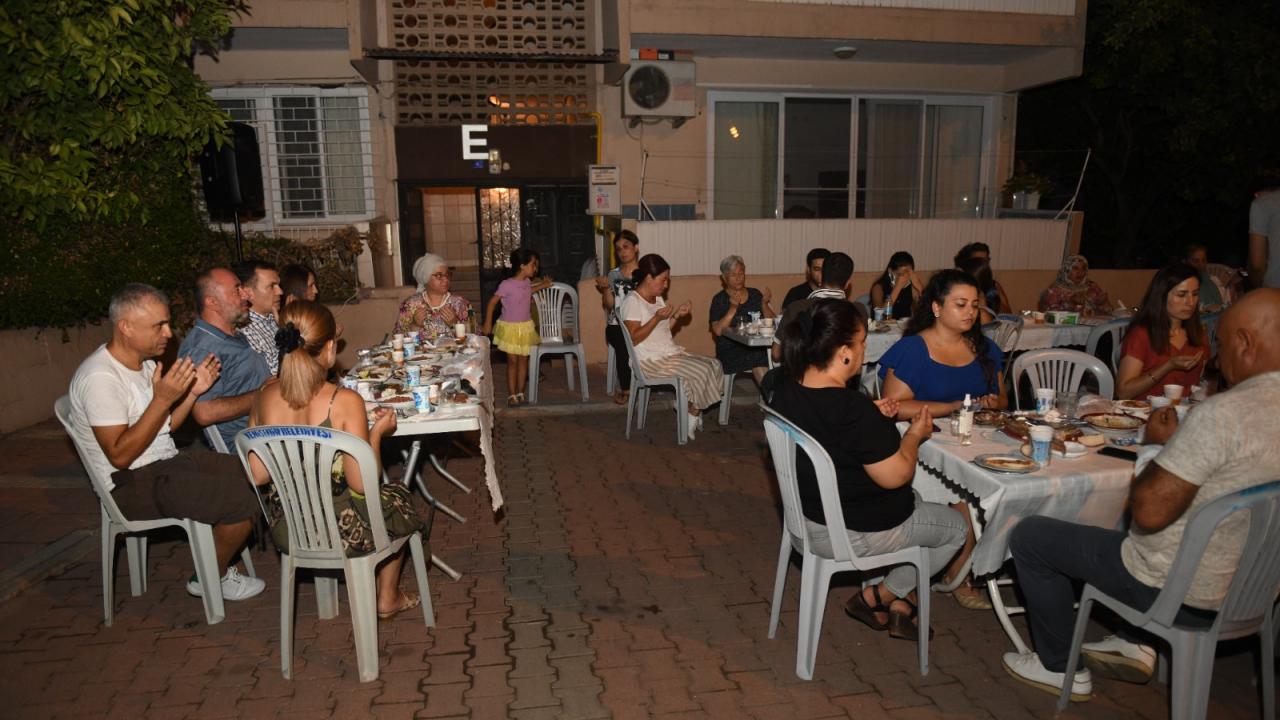 Başkan Özyiğit, mahalle sakinlerinin dayanışma yemeğine katıldı