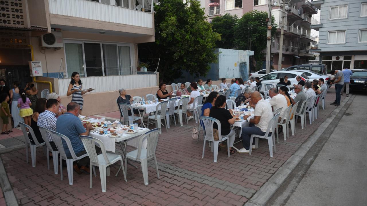 Başkan Özyiğit, mahalle sakinlerinin dayanışma yemeğine katıldı