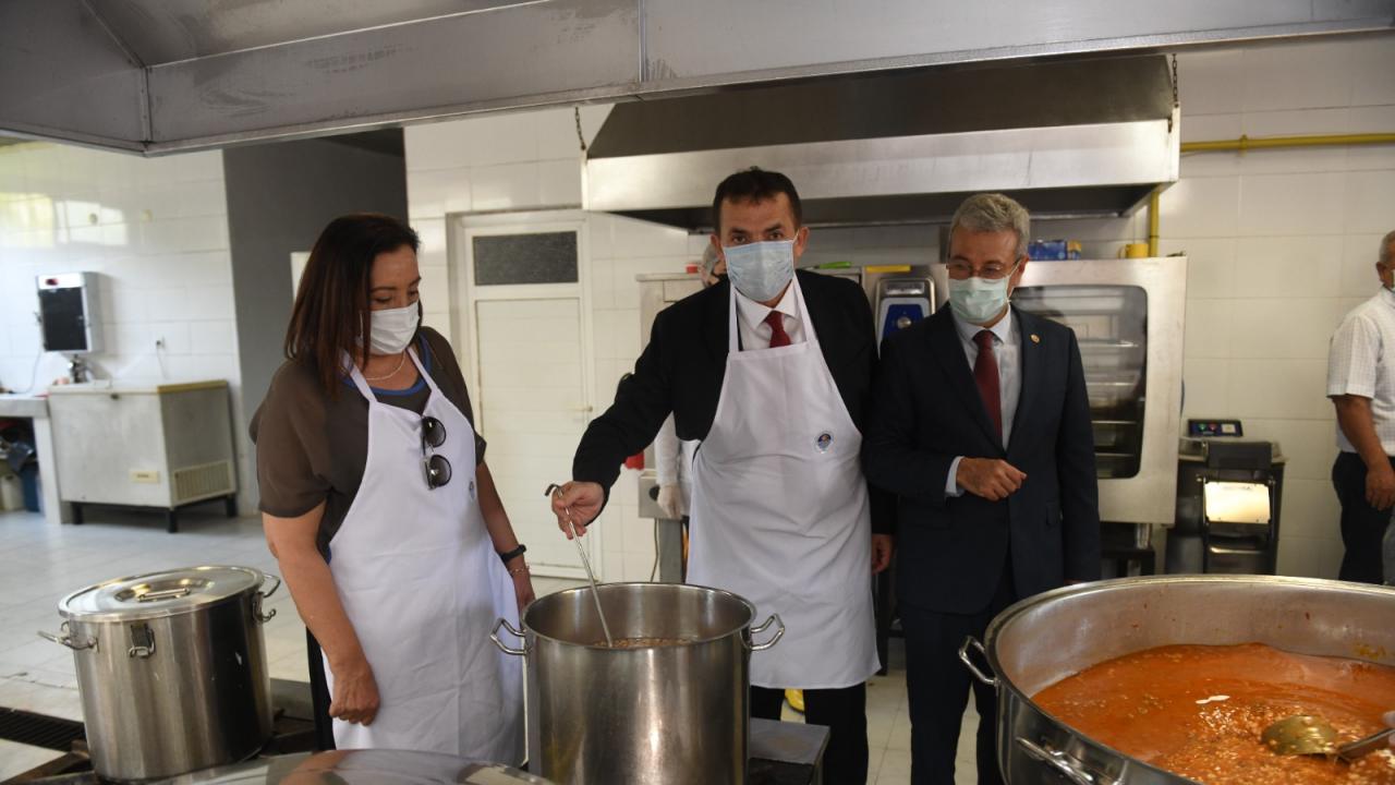Yenişehir  Belediyesi Aşevi'nde vatandaşlara aşure ikramı