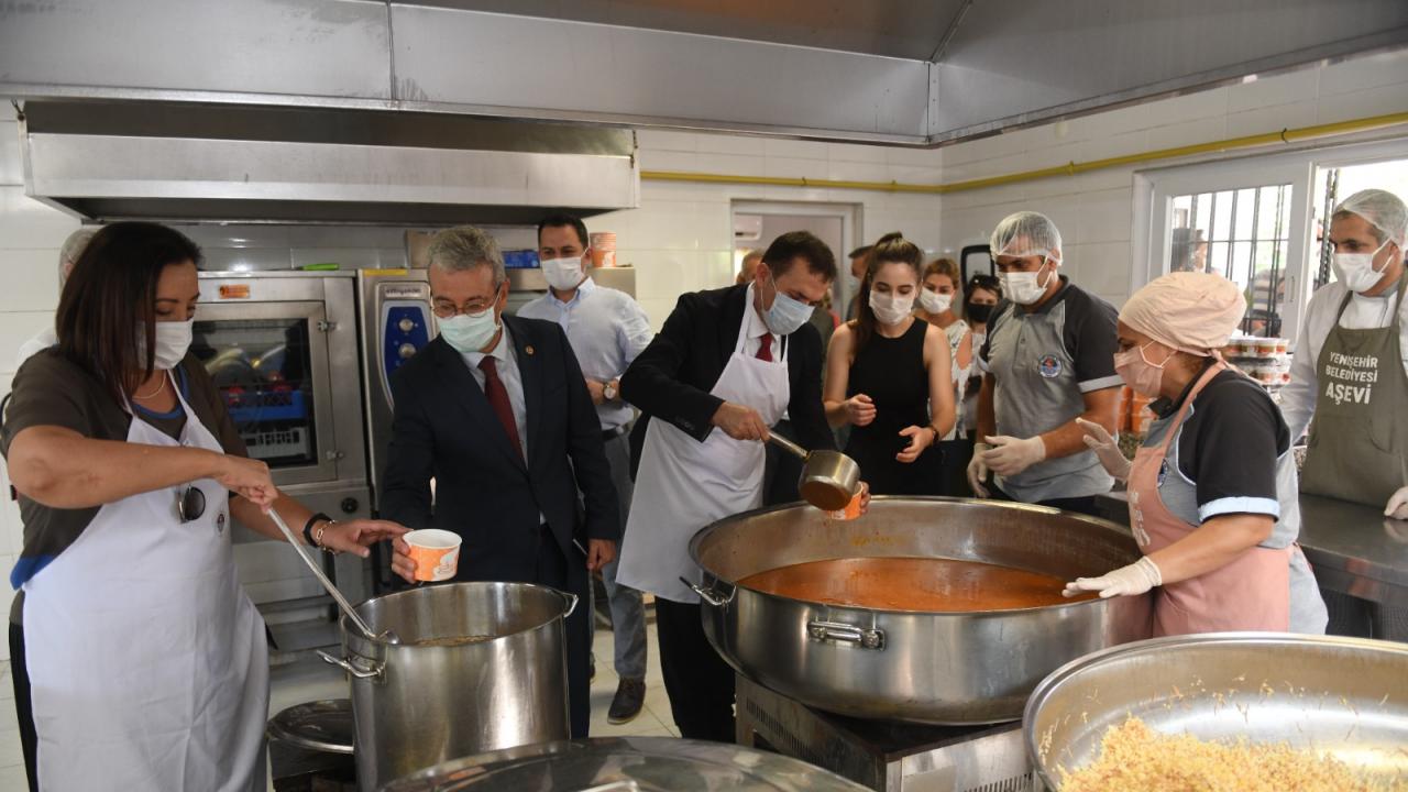 Yenişehir  Belediyesi Aşevi'nde vatandaşlara aşure ikramı