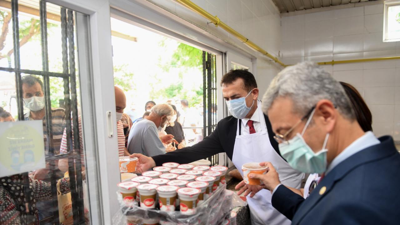 Yenişehir  Belediyesi Aşevi'nde vatandaşlara aşure ikramı