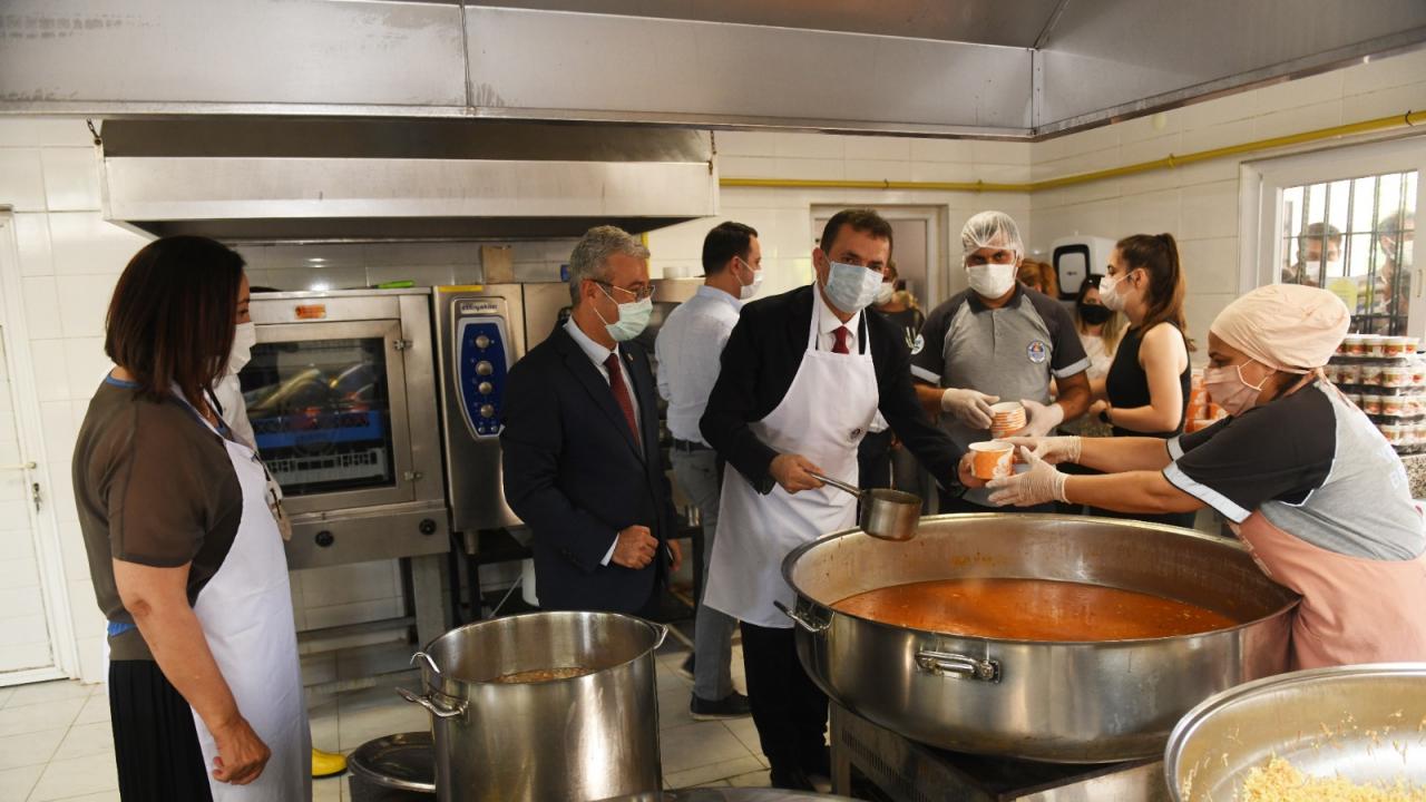 Yenişehir  Belediyesi Aşevi'nde vatandaşlara aşure ikramı