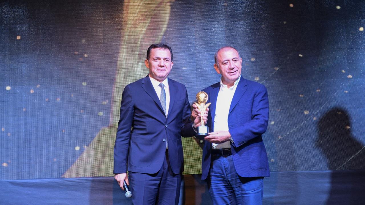 Başkan Abdullah Özyiğit’e “Yılın Belediye Başkanı Ödülü” verildi