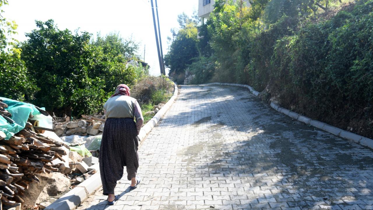 Yenişehir Belediyesi kırsal mahallelerin yol sorununu çözüyor