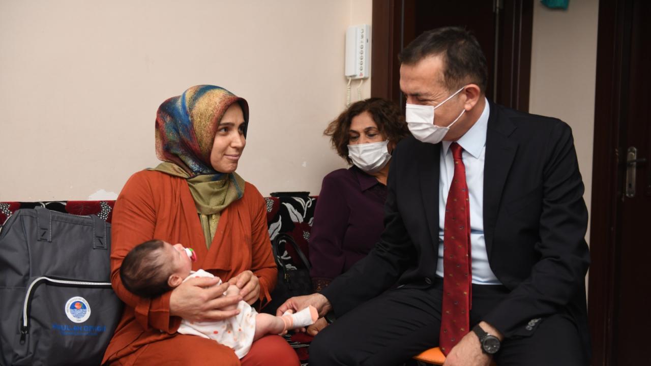 Yenişehir Belediyesi yeni doğan bebeklerin yanında