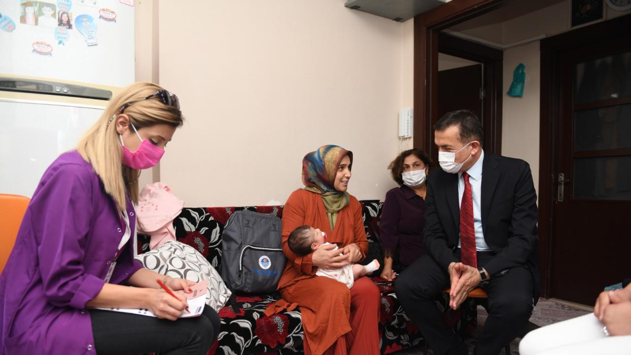 Yenişehir Belediyesi yeni doğan bebeklerin yanında