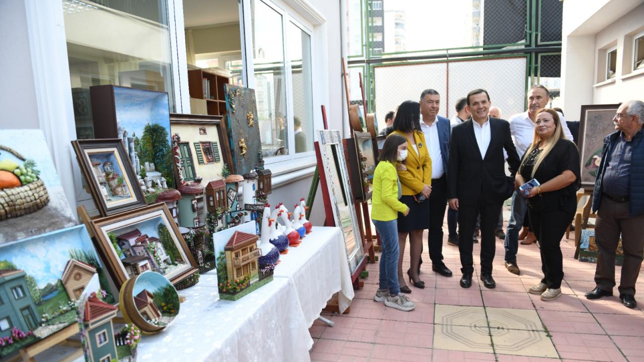 Başkan Özyiğit, Karma El Sanatları ve Resim Sergisi’nin açılışını yaptı