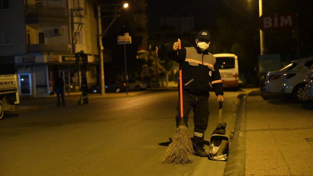 Yenişehir’de temizlik mesaisi gün doğmadan başlıyor