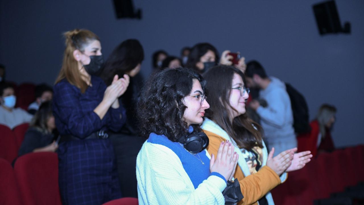 “Aynamdaki Gölgeler” 6. Mersin Uluslararası Tiyatro Festivali’nde sahnelendi